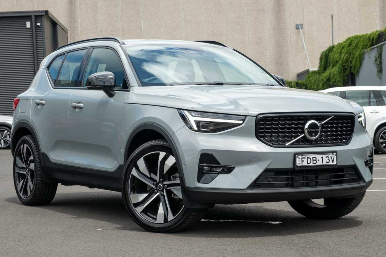 Volvo  XC40 Ultimate, B4 AWD Mild Hybrid, Petrol, Dark