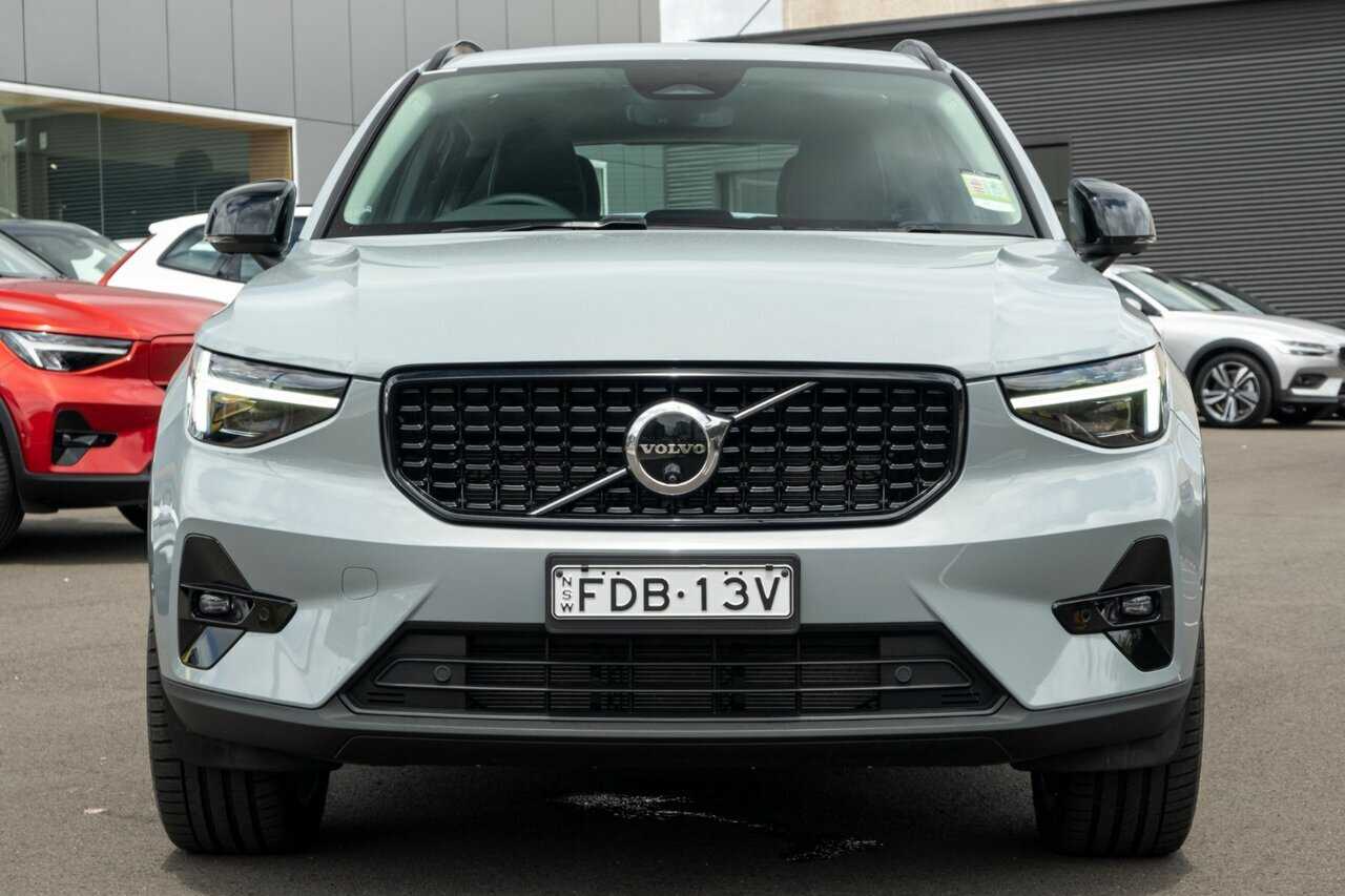 Volvo  XC40 Ultimate, B4 AWD Mild Hybrid, Petrol, Dark